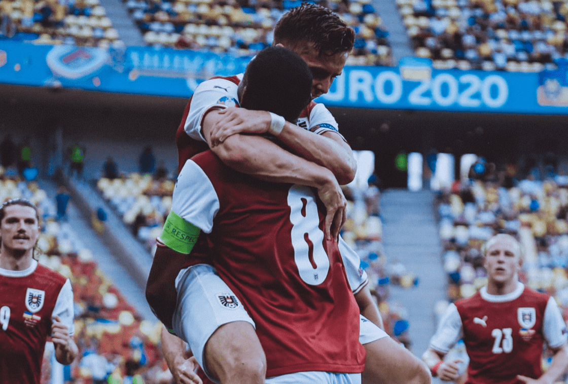 包含法国主场战平乌克兰，积分榜上升至第一的词条