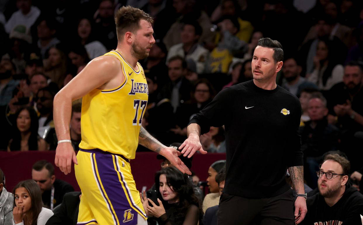 关于湖人球员被曝光恋情绯闻，或将影响球队士气的信息