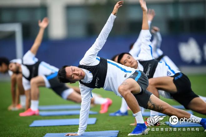 秘鲁女足运动员在地区联赛中积极训练