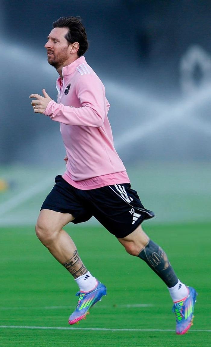 秘鲁女足运动员在地区联赛中积极训练