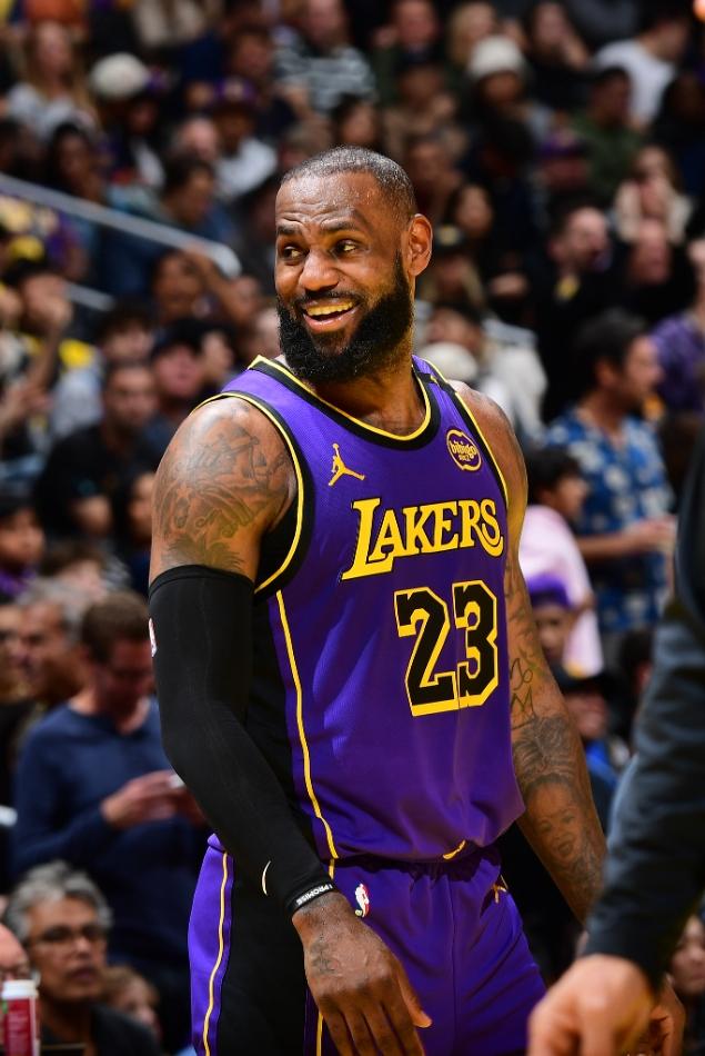 NBA总冠军花落湖人，詹姆斯再次登顶