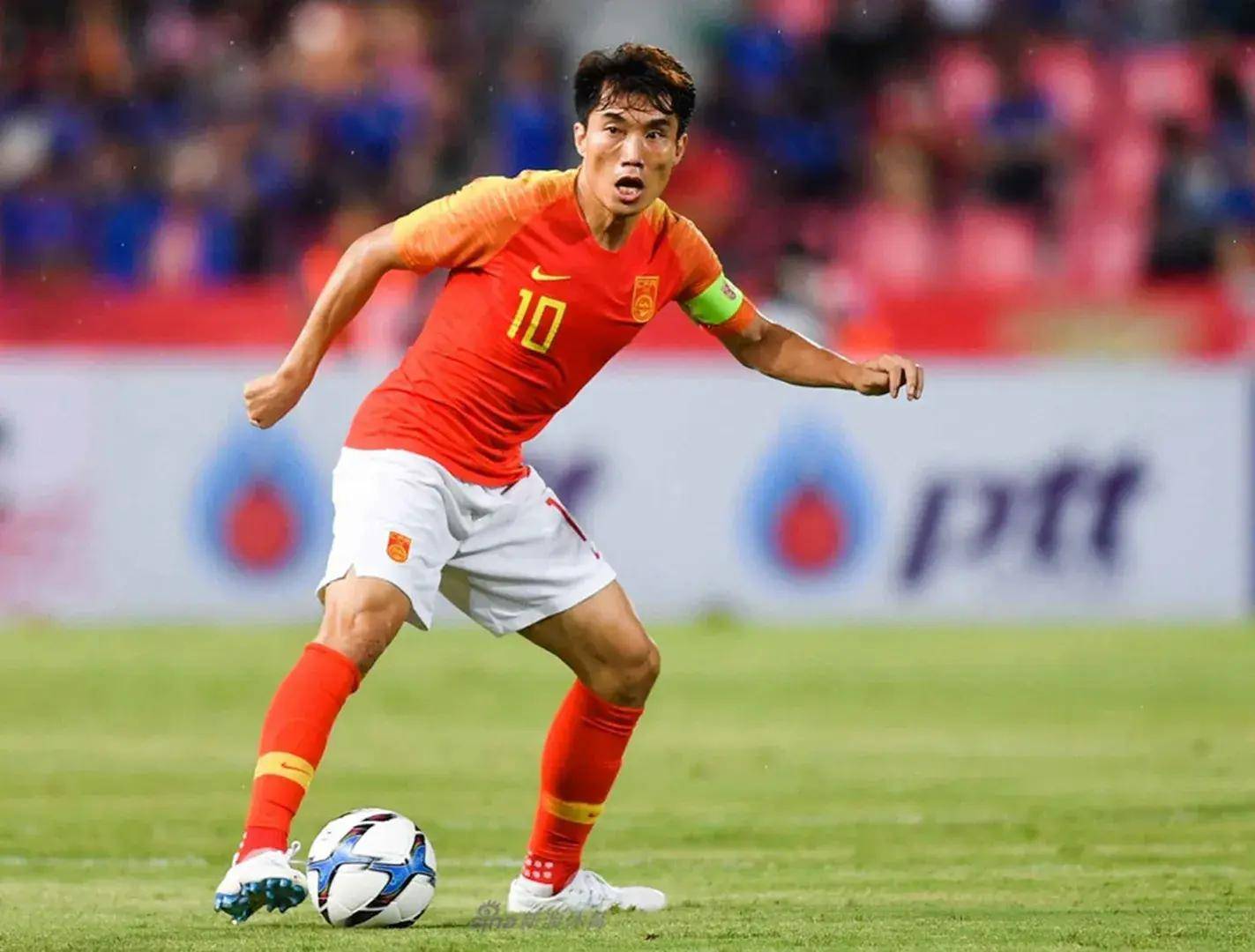 足球明星球员在国内联赛中展现出色发挥