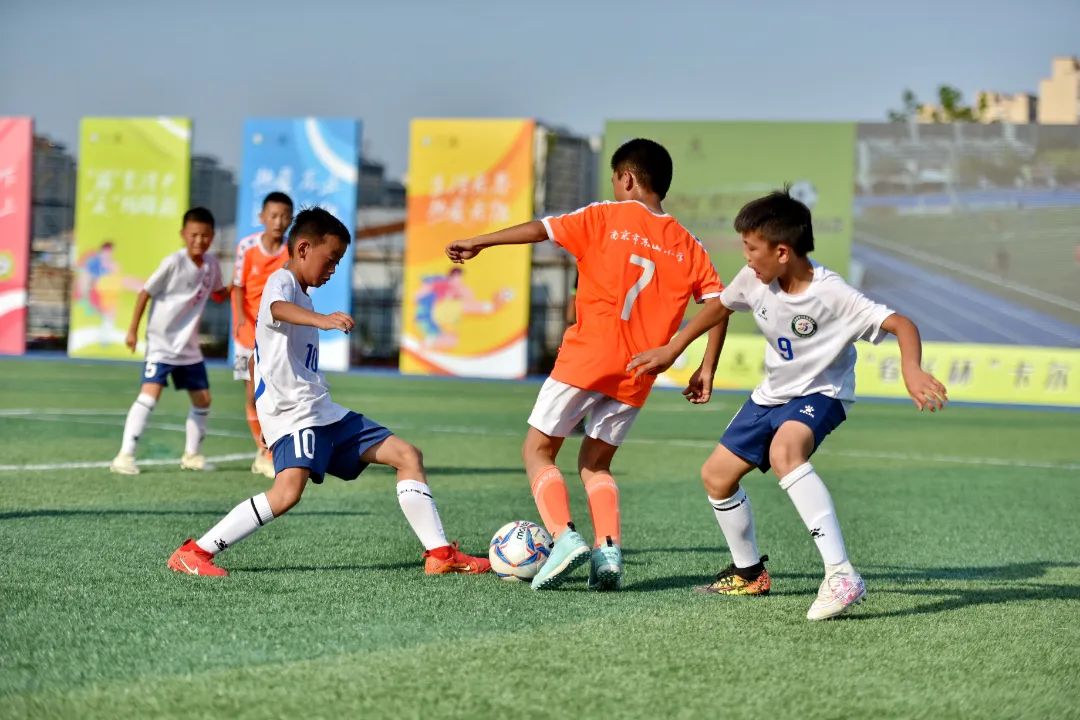 选手们在足球比赛中展现实力