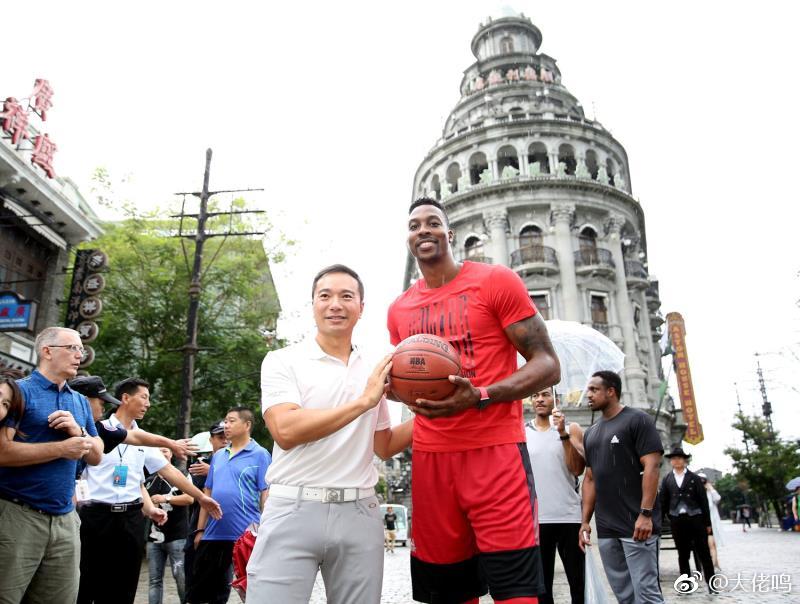 篮球巨星获奖后发表演说感激球迷