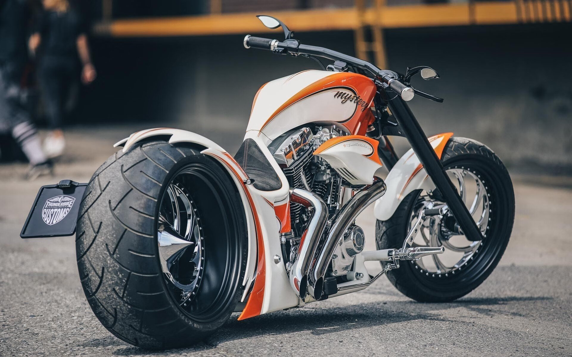 绿茵与硬木的攻防对决，F1街道赛之夜与莫兰特的转换风暴